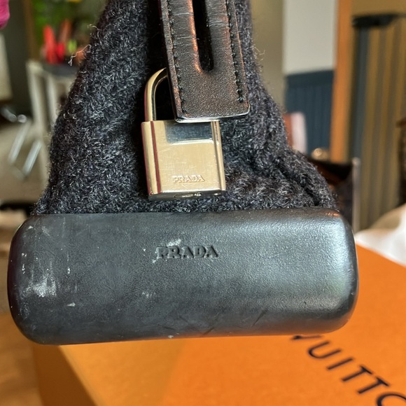 Vintage Prada Wool shoulder bag!🖤🩶 - Picture 2 of 14